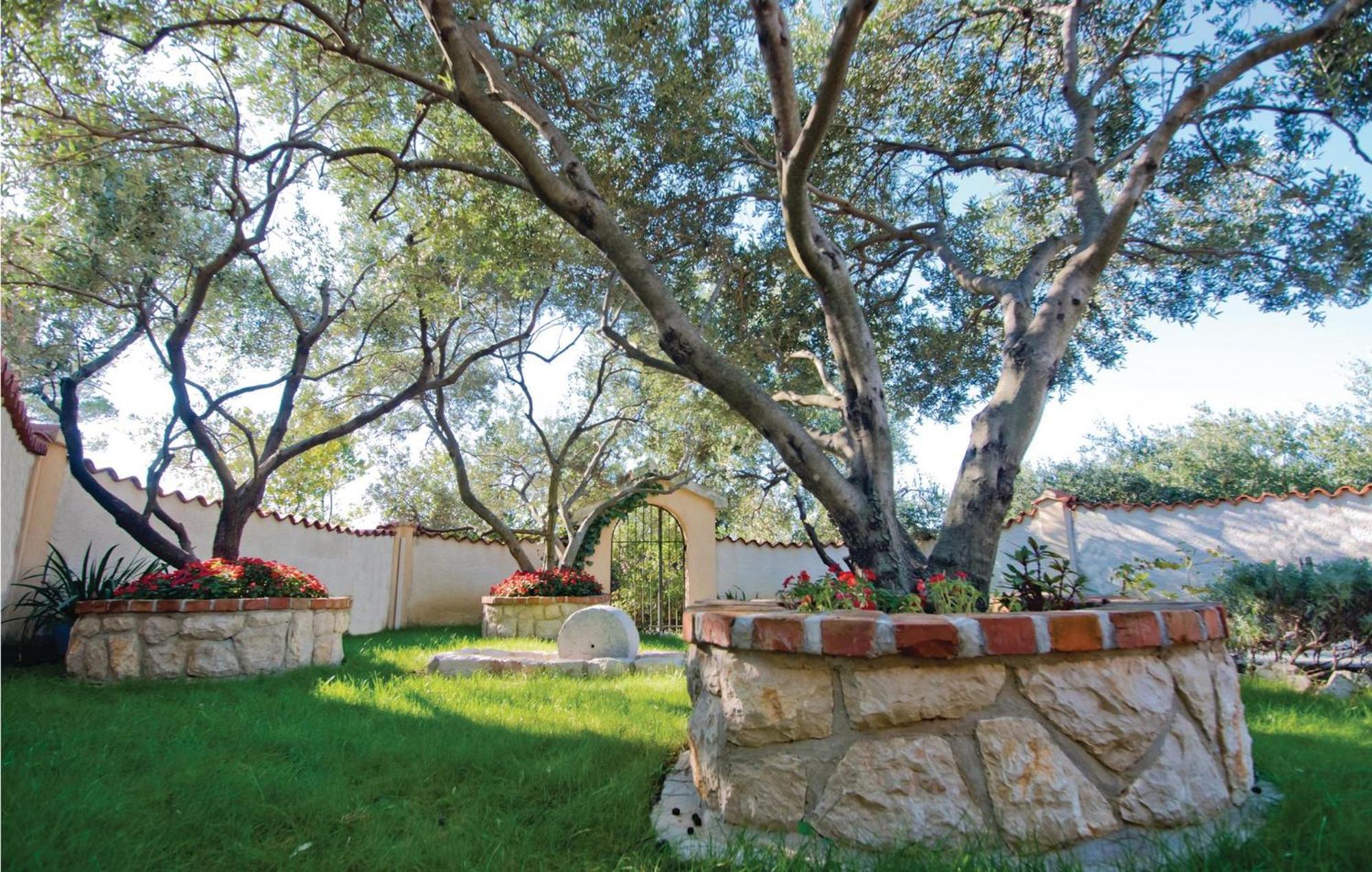 2 Bedroom Gorgeous Home In Banjol Buitenkant foto